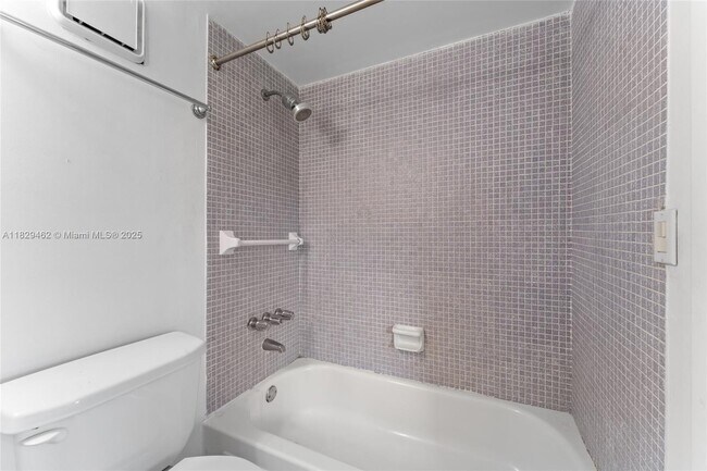 Building Photo - 2539 Bayshore Dr