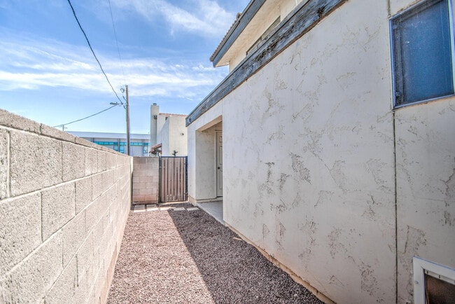 Building Photo - 7761 N 19th Dr