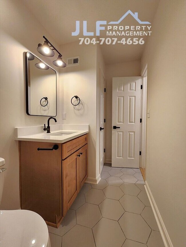 Building Photo - Freshly Updated 2/2 Duplex with Modern Fix...
