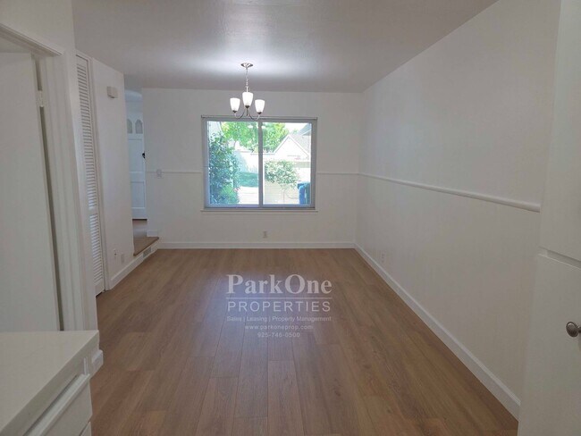 Building Photo - Spacious and Updated Heather Farms Townhome for Lease