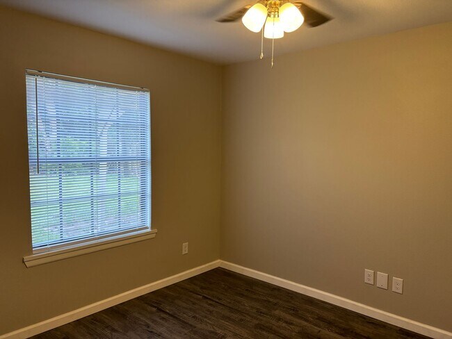 Building Photo - 4/2/2 Brick Home in Nice Sherman Neighborhood