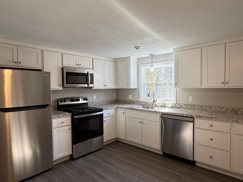 Primary Photo - 484 Victory Hwy