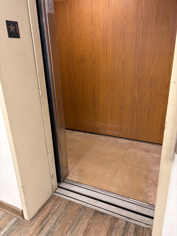 Building Photo - 2106 Kanawha Blvd E