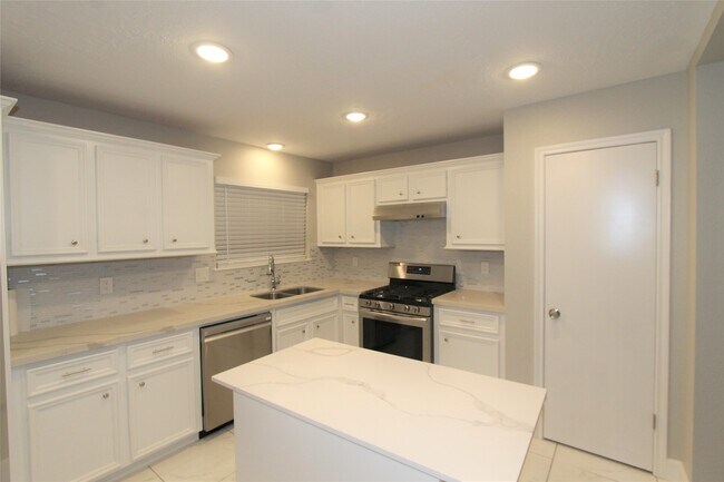 Building Photo - 4611 Silver Fox Dr