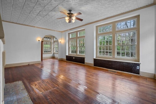 Building Photo - 113 Dell St