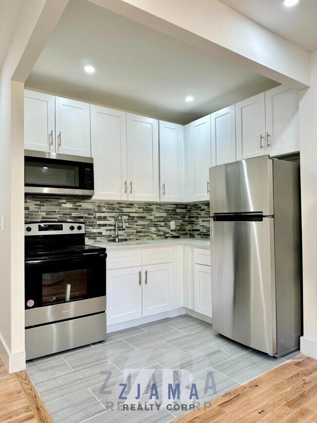 Building Photo - 3 bedroom in Brooklyn NY 11232