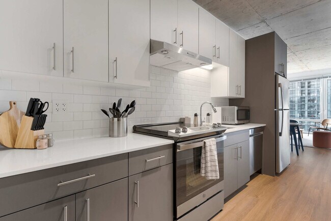 Building Photo - 853 W Blackhawk St