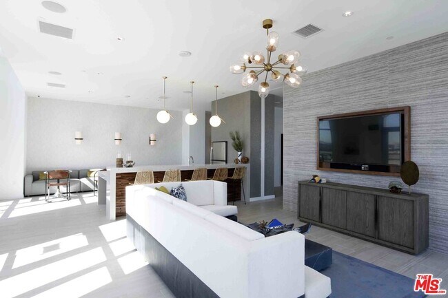 Building Photo - 707 E Ocean Blvd