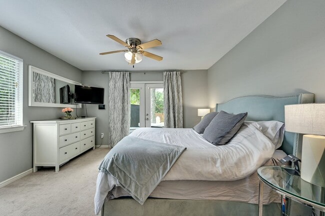 Building Photo - Unbelievable Brentwood Home + Separate Hom...