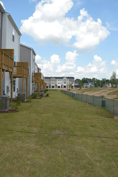 Building Photo - Room in Townhome on Southern Magnolia Dr