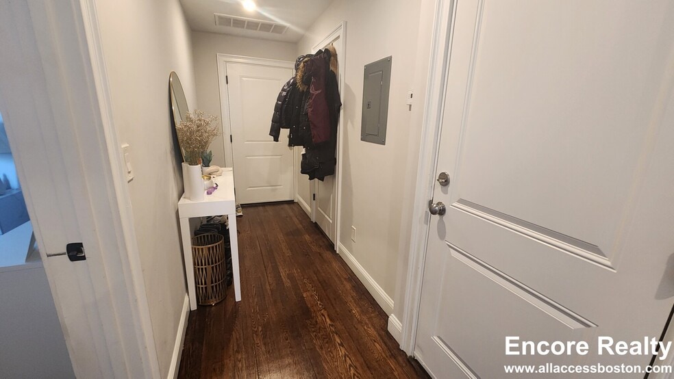 Building Photo - 105 Strathmore Rd