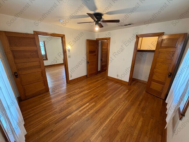 Building Photo - Spacious 2 bedroom 1 bath with a shop