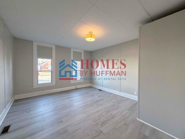 Building Photo - Three Bedroom House | Large Backyard