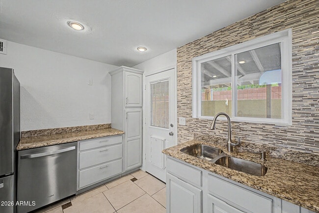 Building Photo - 2225 E Catalina Dr
