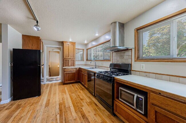 Building Photo - Five-bedroom in Kent, Scenic Hill Neighbor...