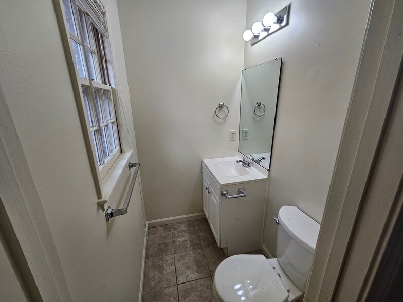 Building Photo - 1310 Avon Ct