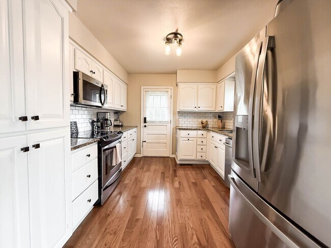 Building Photo - NO APPLICATION FEE FOR 72 HOURS! Spacious Fully-Furnished 5-Bedroom Home | Mid-Term Rental in Gre...