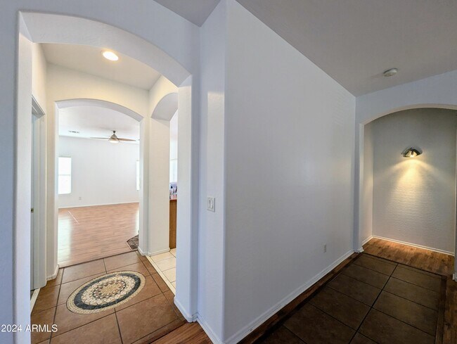 Building Photo - 1530 E Branham Ln