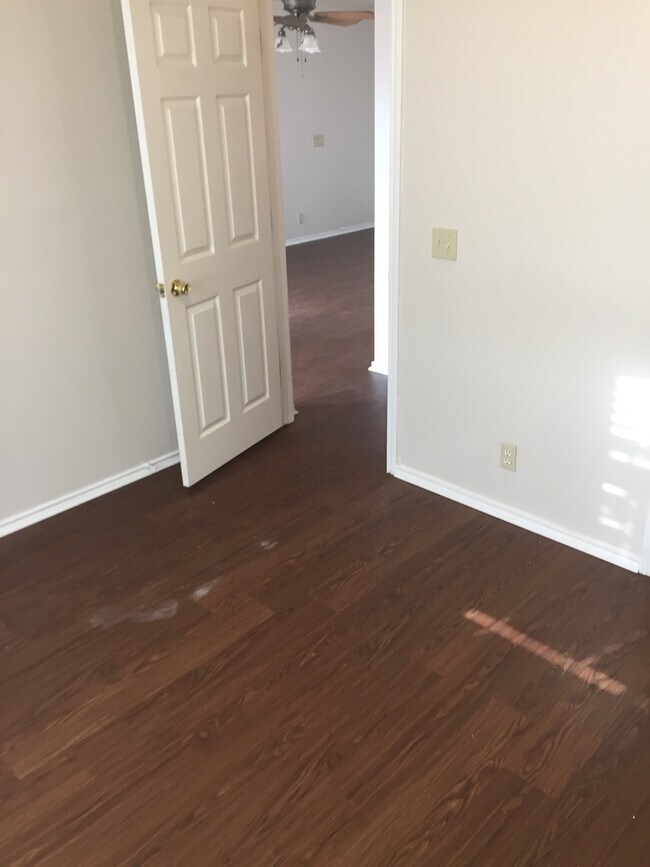 Building Photo - Del Valle Home