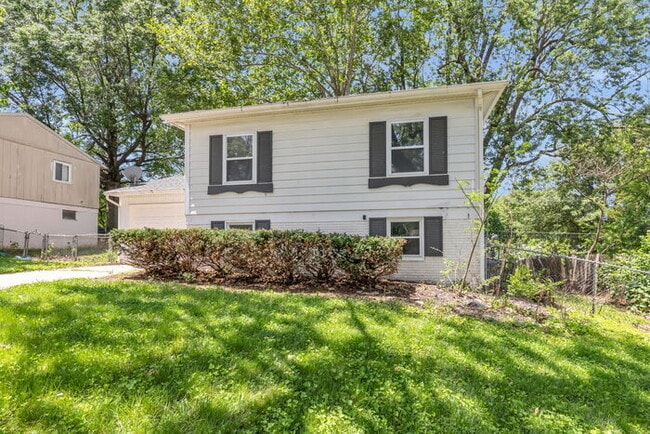 Building Photo - 4 bed, 2 bath, updated interior, AVAILABLE...