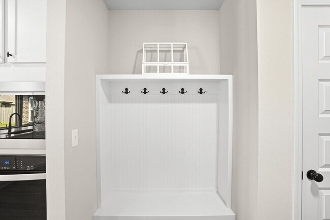 Building Photo - Like new, Move in Ready.