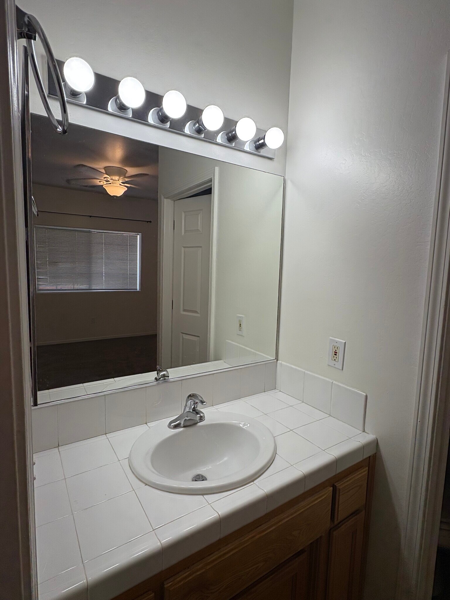 Building Photo - 609 Yellow Meadow Ct