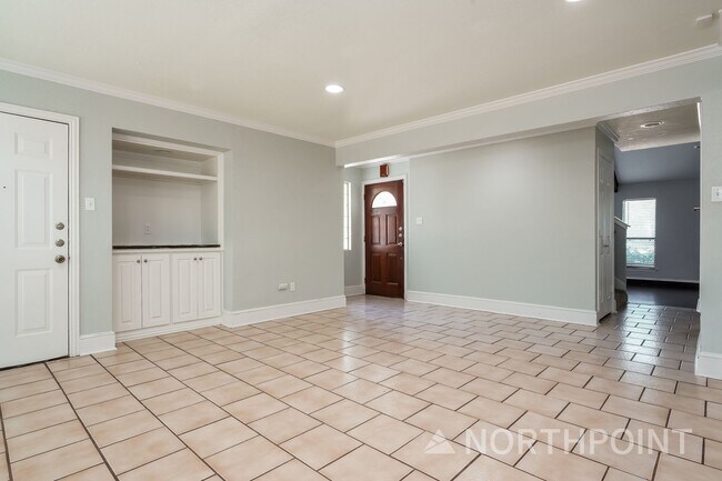 Building Photo - 4 BR/3.5BA | Newly Renovated Single Family Home | 1-Car Covered Parking |Backyard Deck