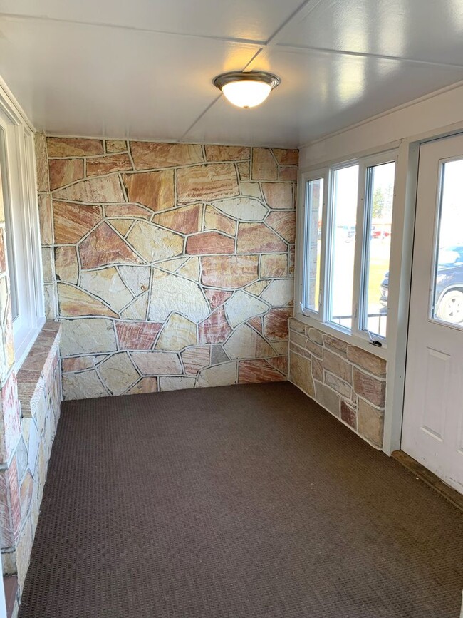 Building Photo - Move-in ready!! Bonus room that could easi...