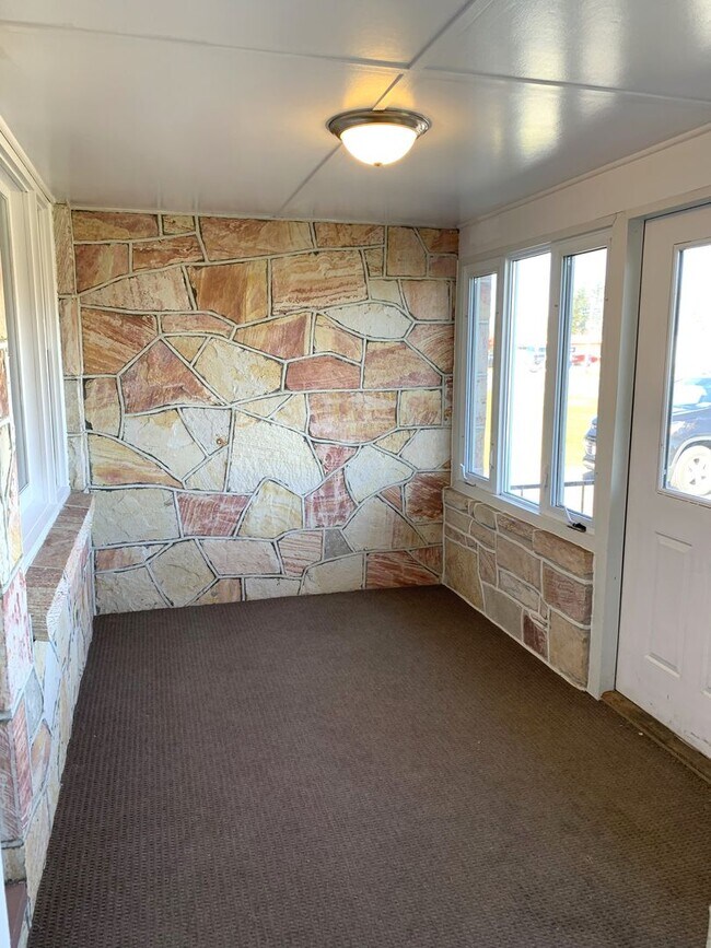 Building Photo - Move-in ready!! Bonus room that could easily be utilized as a 3rd bedroom!!