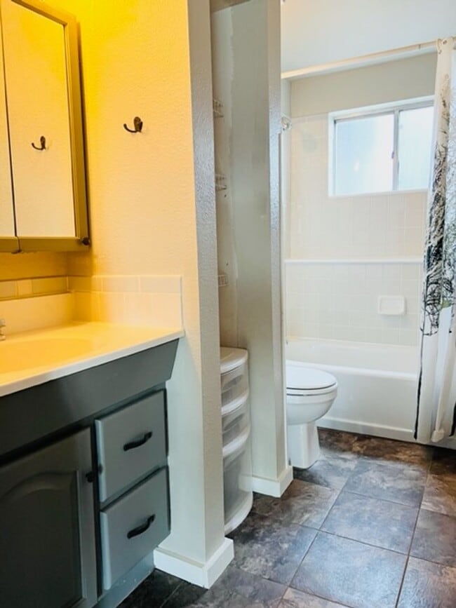 Building Photo - 5 Bedroom on a large corner lot in the hea...