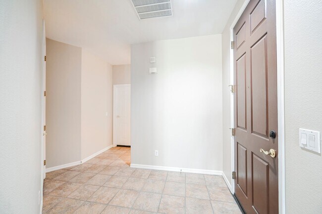 Building Photo - Beautiful 2 bd/2 bath condo in luxury gated Summerlin community ON TPC GOLF COURSE