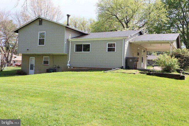 Building Photo - 910 Allan Rd