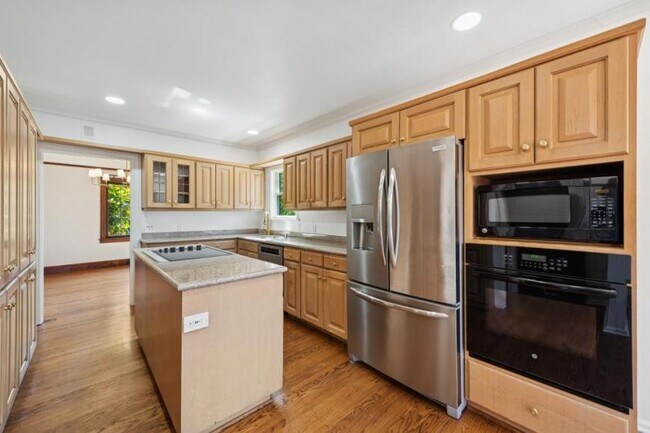 Building Photo - 5 bedroom in Seattle WA 98199