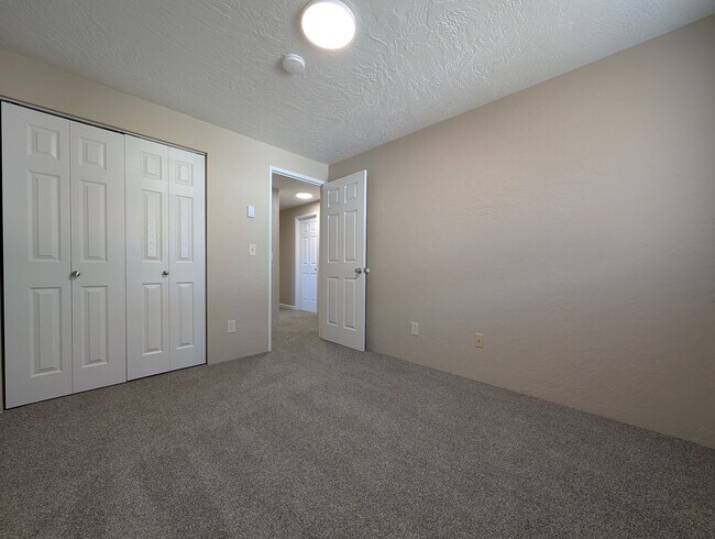 Building Photo - Great 3-Bedroom, 1-Bath Home - Centennial ...