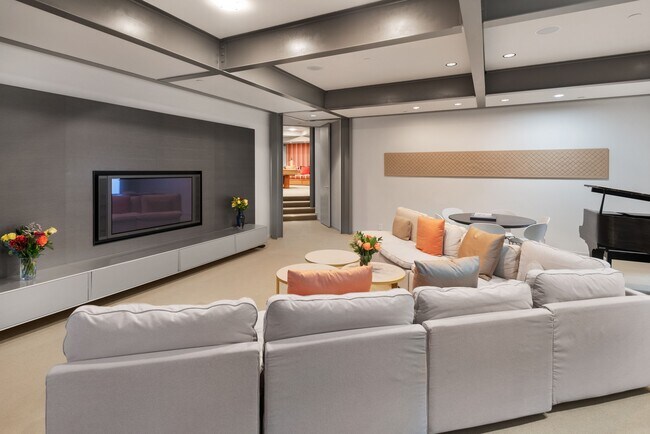 Building Photo - 821 Cluny Rd