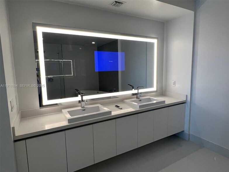 Building Photo - 300 Sunny Isles Blvd