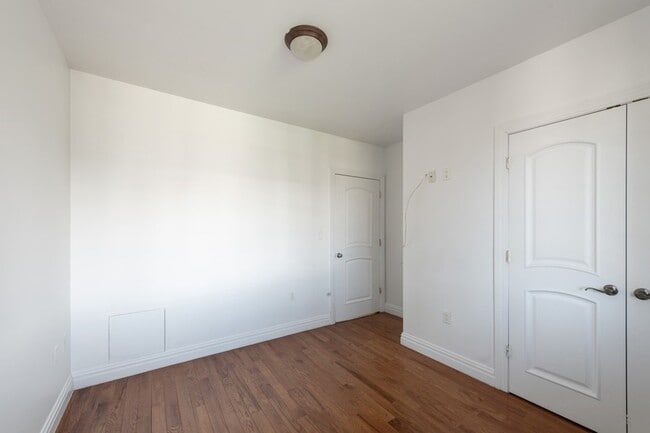 Building Photo - PERFECT ONE BEDROOM APT