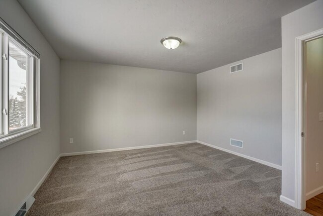 Building Photo - 434 Hanson Rd