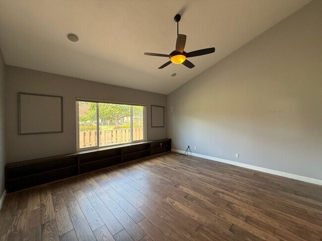 Building Photo - Beautiful Single Story Foxenwood Townhome in Orcutt with Easy Access to VSFB