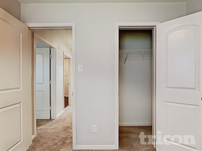 Building Photo - 3119 Gilbert Garden