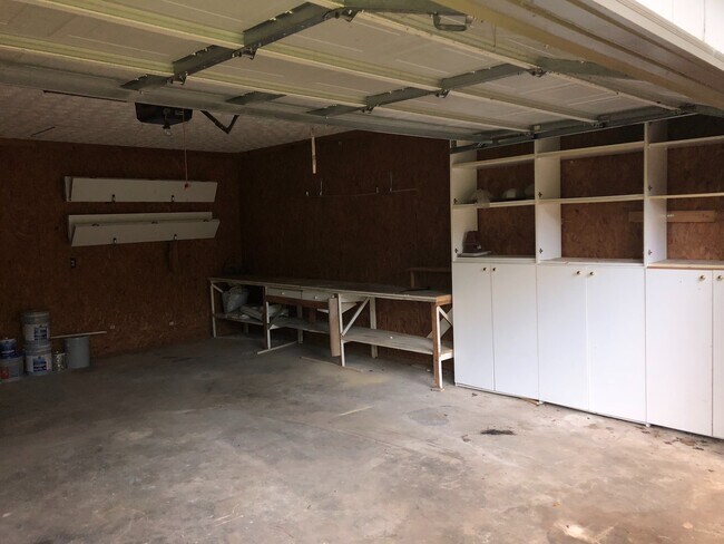 Building Photo - 3/2 Ranch w/ Large 2 Car Garage and Fenced in Backyard on Private Cul-De-Sac!