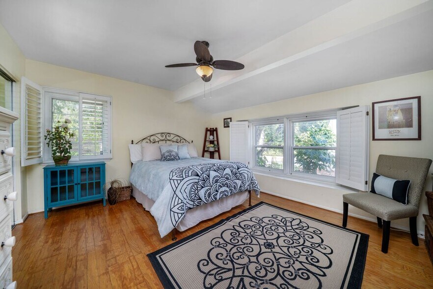 Building Photo - 4571 Canoga Dr