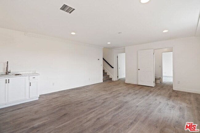 Building Photo - 5310 Medina Rd