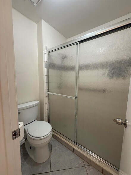 Building Photo - 1303 Lakeview Dr E