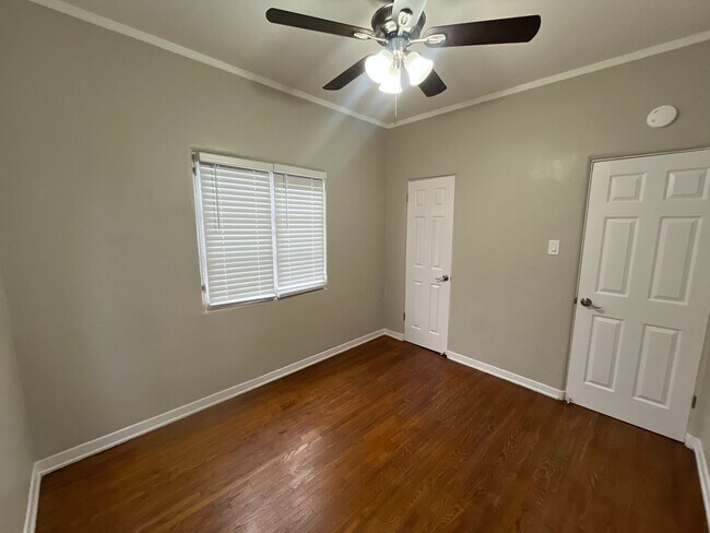 Building Photo - SPACIOUS 1 BEDROOM 1 BATH DOWNSTAIRS JUST ...
