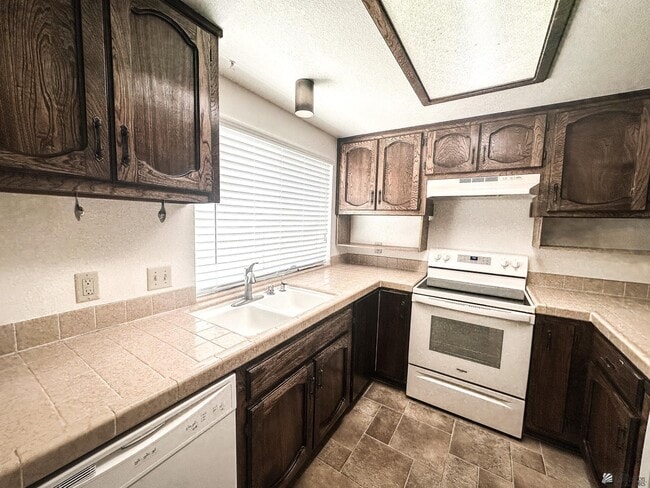 Building Photo - 10476 S Del Montes