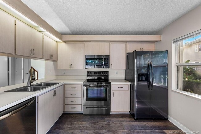 Building Photo - 2905 SW Lakemont Pl