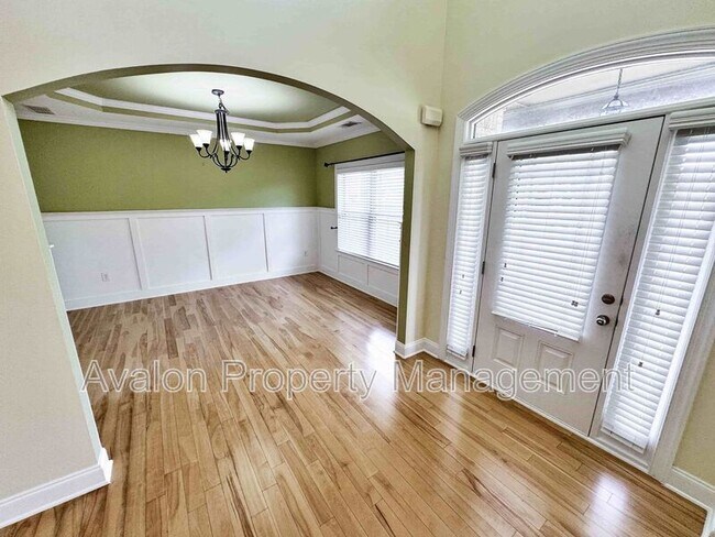 Building Photo - 2435 Manor View