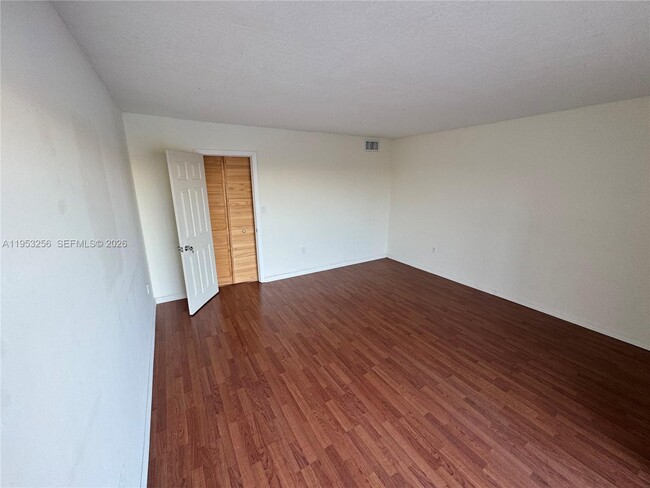 Building Photo - 9351 Fontainebleau Blvd