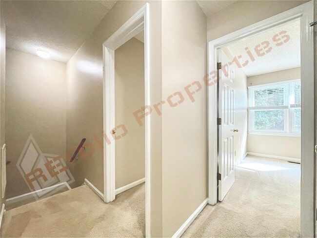 Building Photo - Cozy 3 Bedroom 2.5 Bath End unit Townhome ...